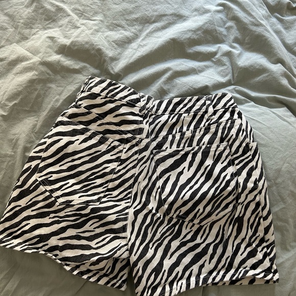 Isalis | Size S Zebra shorts - Picture 3 of 3